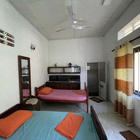 Rockstel Towers Backpacker Hostel Unawatuna Esterno foto
