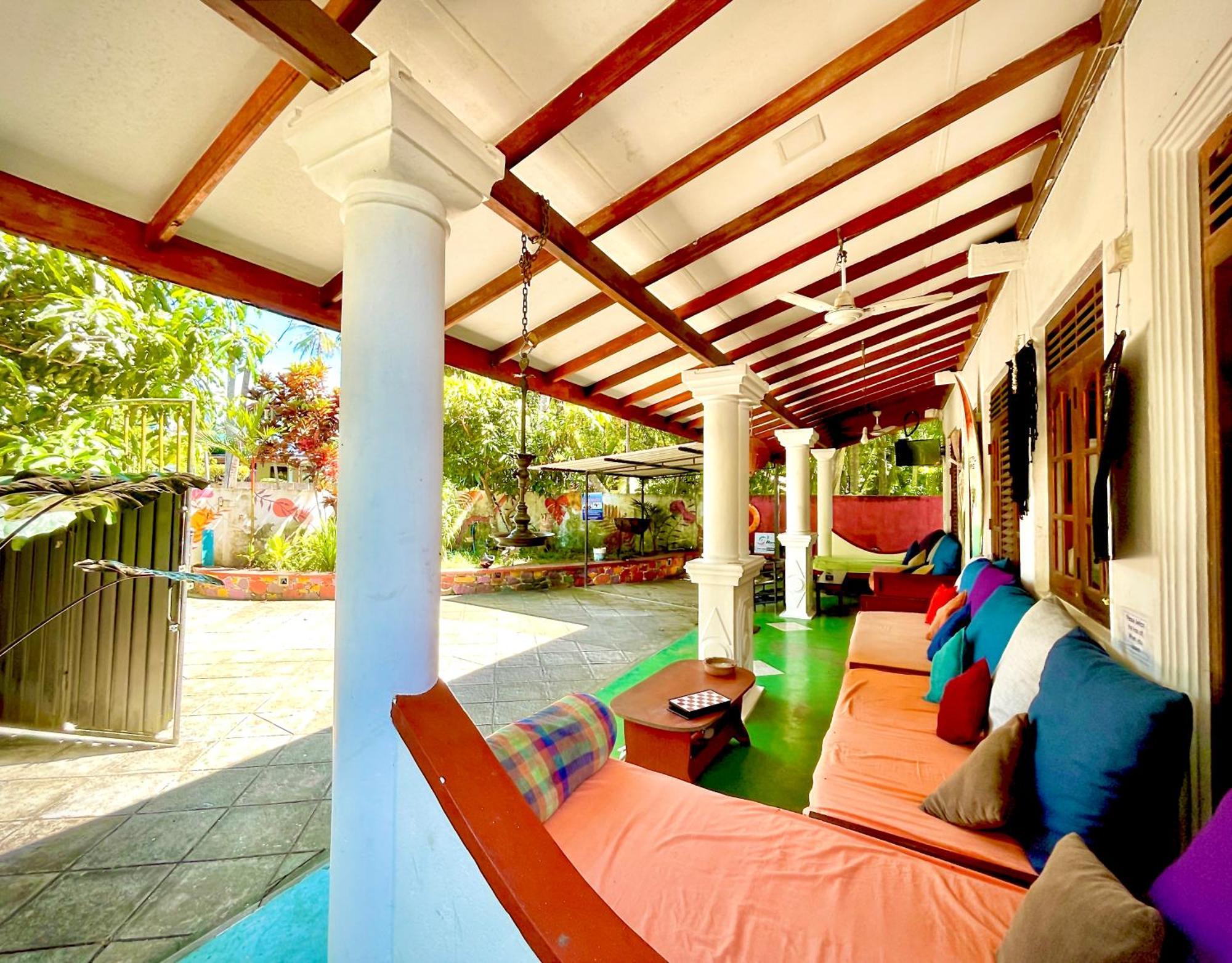 Rockstel Towers Backpacker Hostel Unawatuna Esterno foto