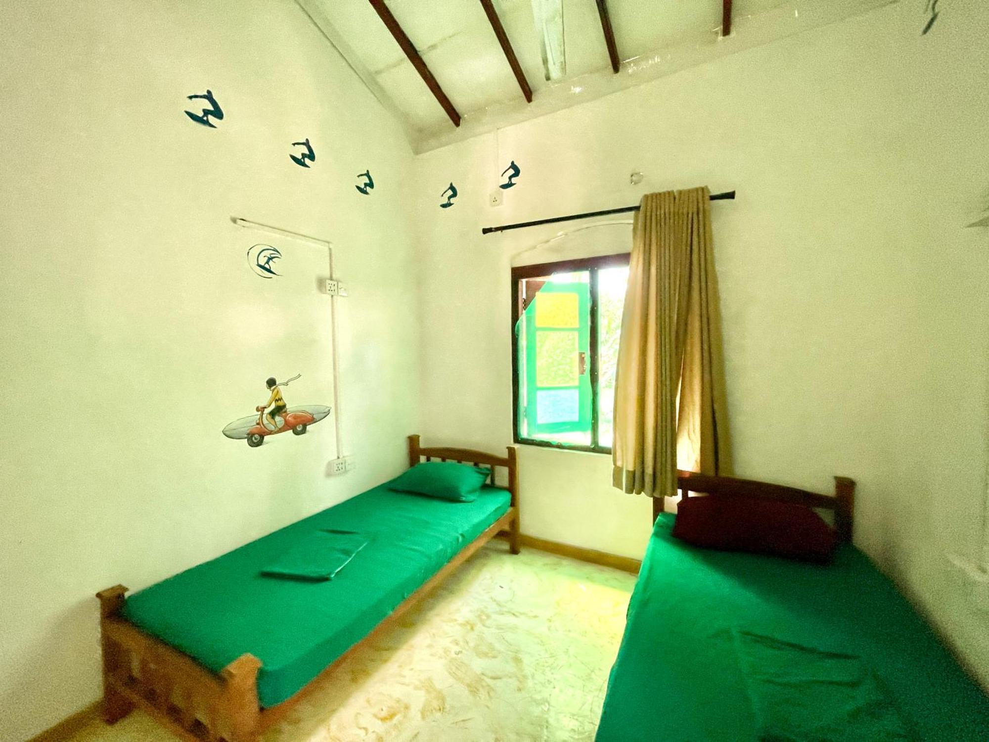 Rockstel Towers Backpacker Hostel Unawatuna Esterno foto