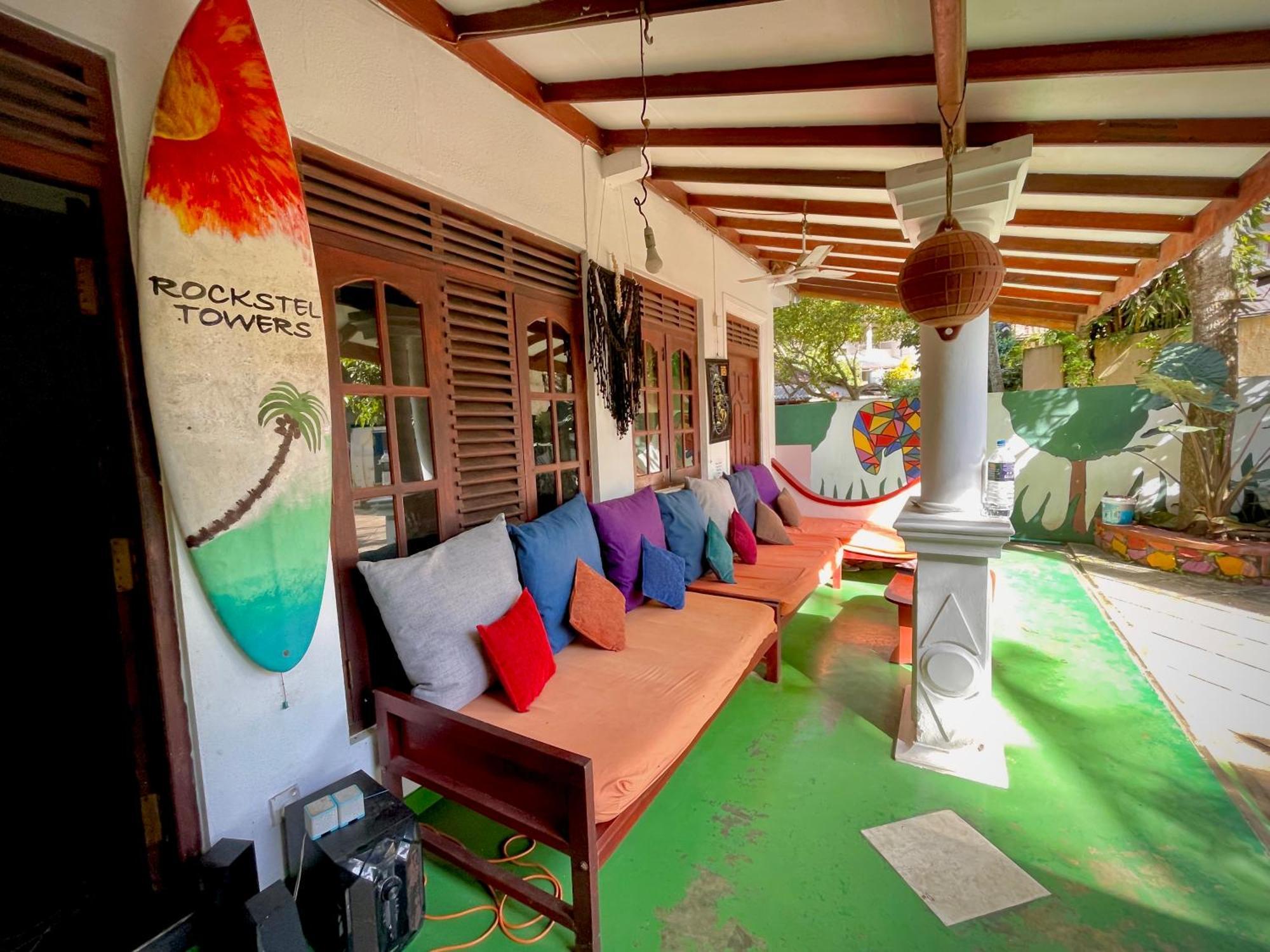 Rockstel Towers Backpacker Hostel Unawatuna Esterno foto