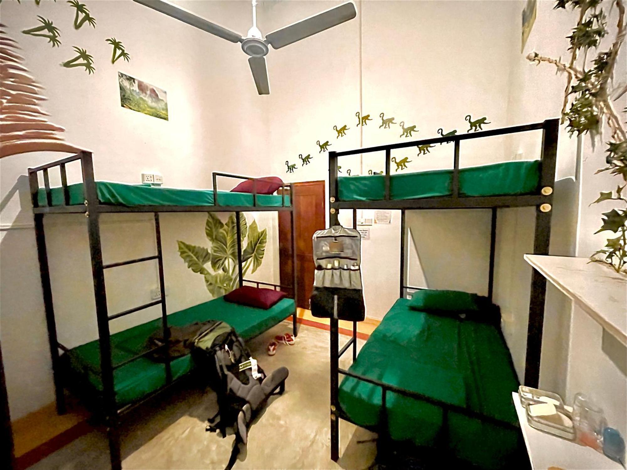 Rockstel Towers Backpacker Hostel Unawatuna Esterno foto