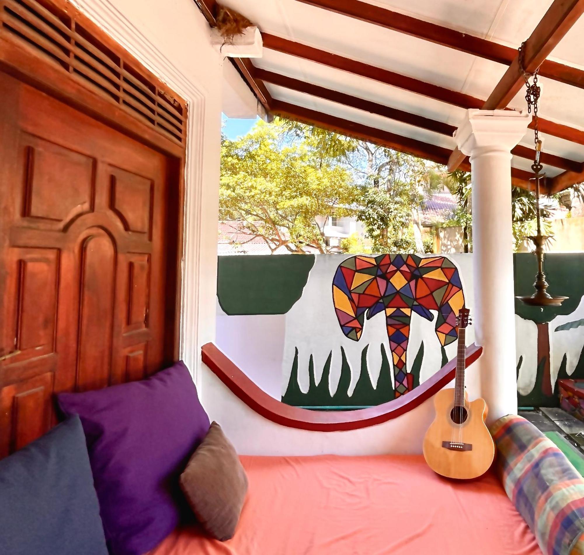 Rockstel Towers Backpacker Hostel Unawatuna Esterno foto